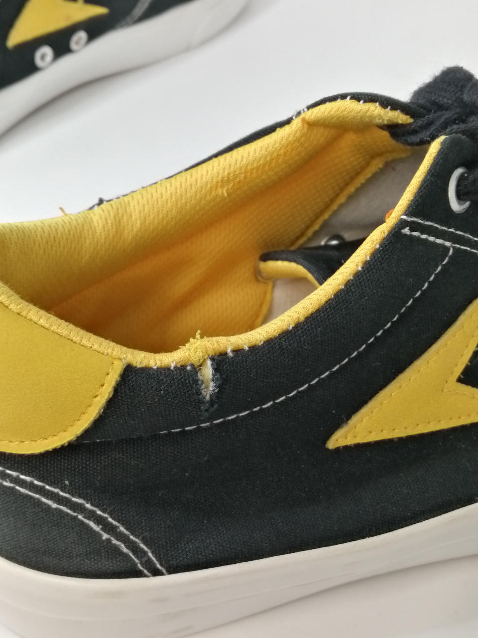 履き口に破れあります