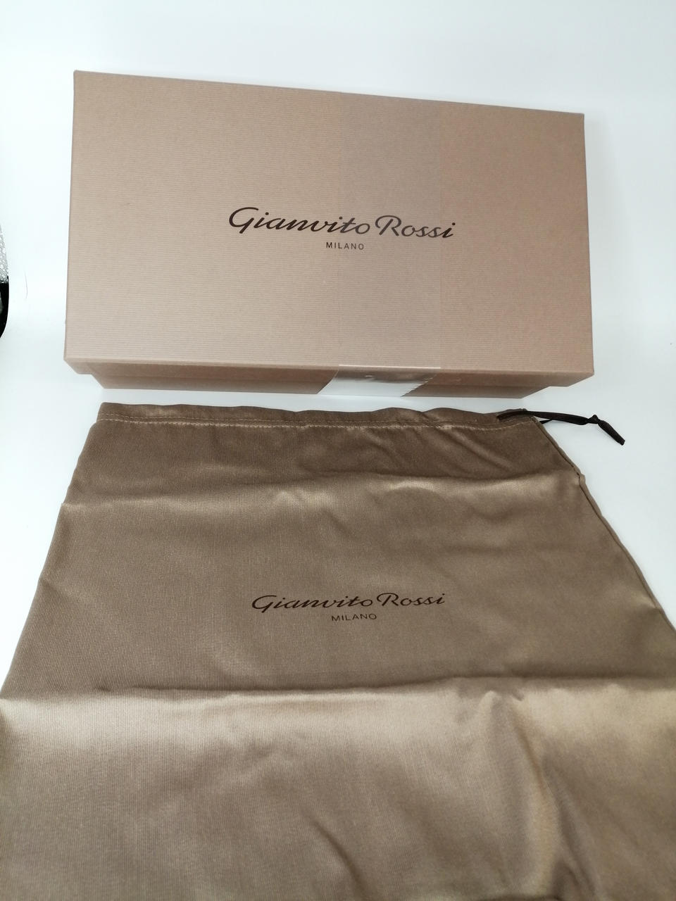 箱、保護袋があります。