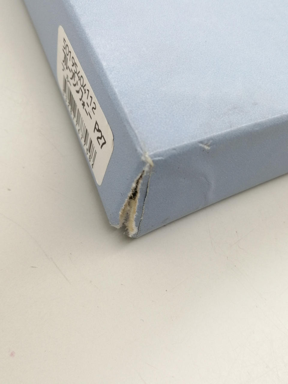 蓋に破れ１箇所あります