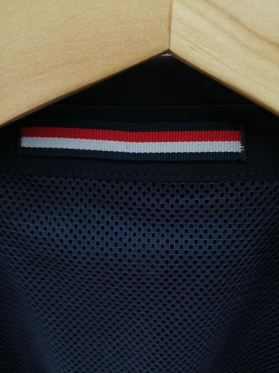 白線の真ん中部分に赤色の汚れあり