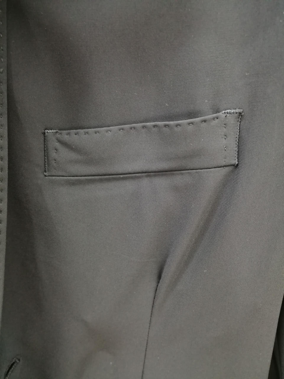 胸ポケットもフェイクです。