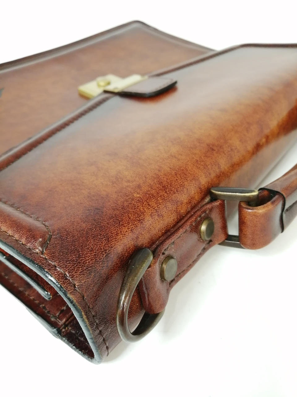 角スレや汚れがあります。