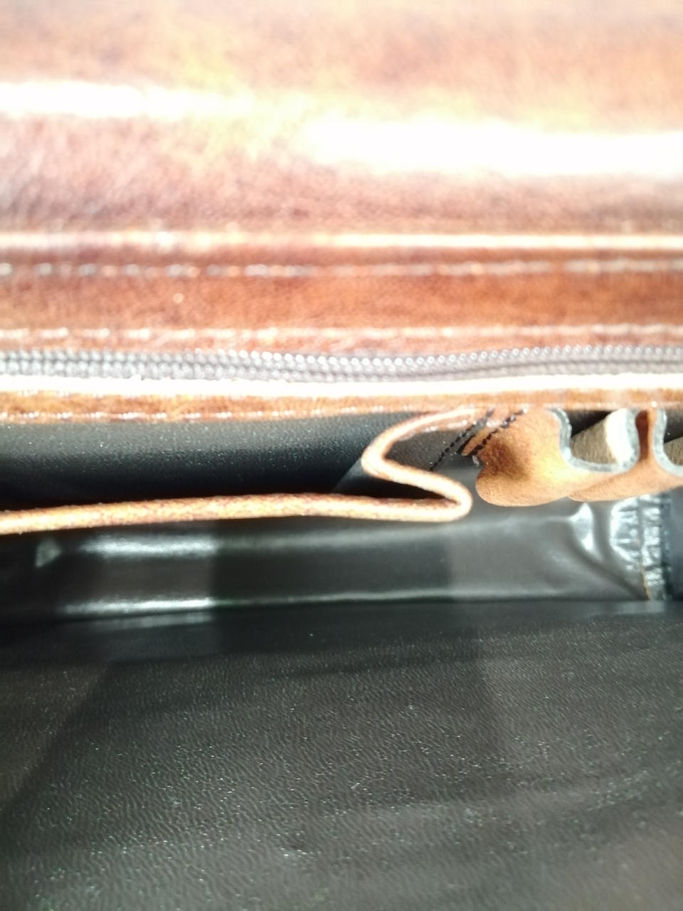 ポケットやペンさしがあります。