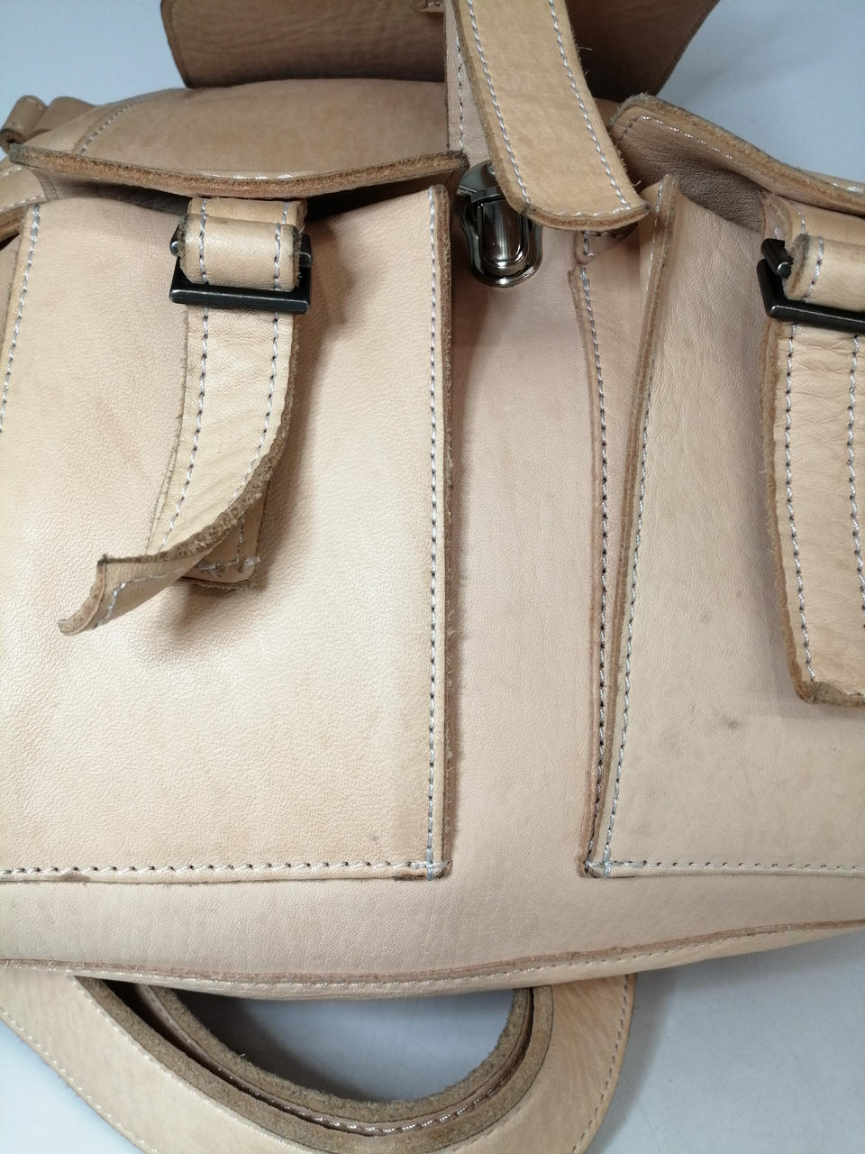 色褪せや汚れ傷などあります。