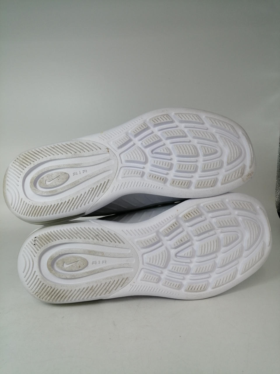 靴裏に汚れあり