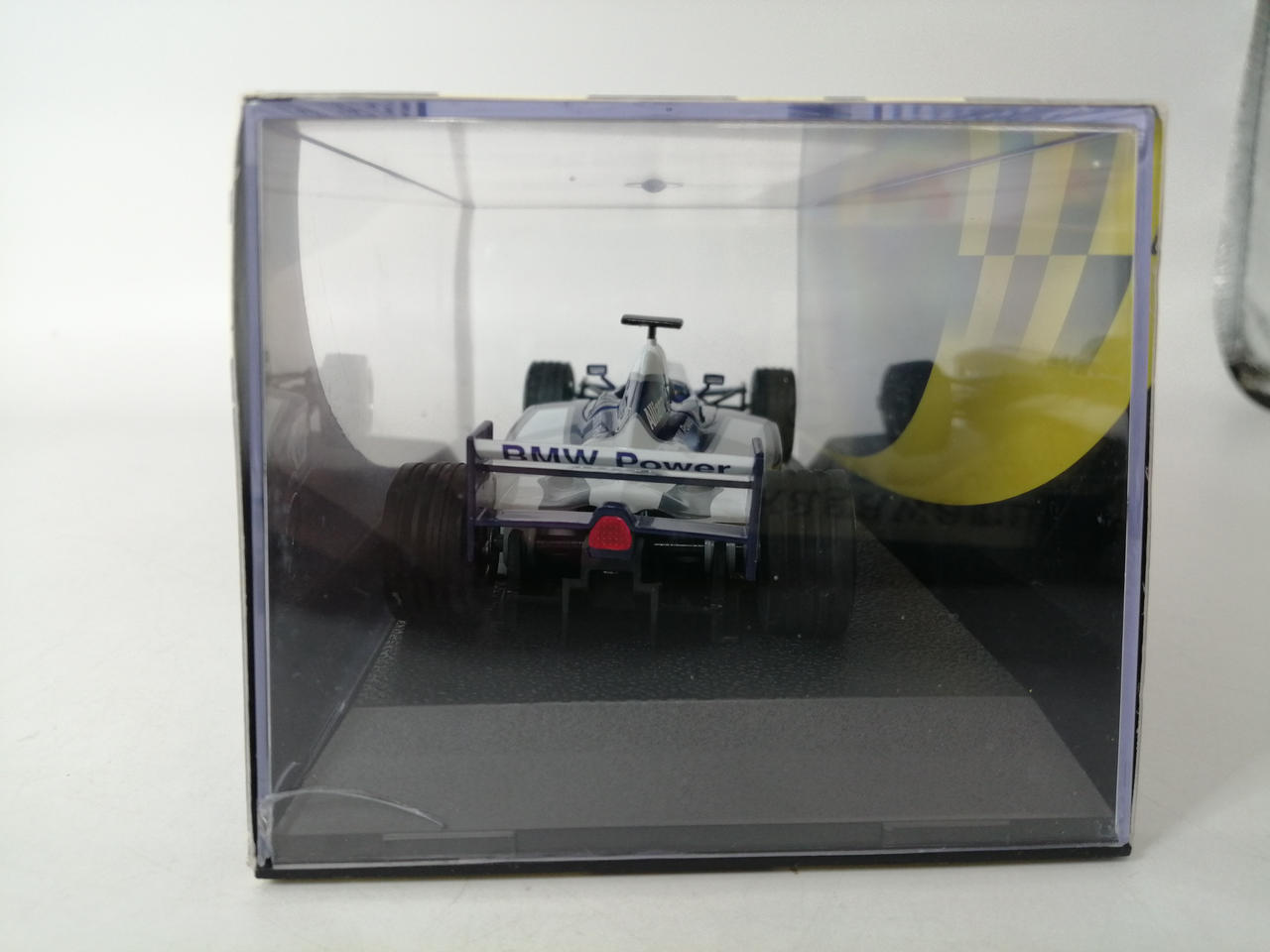 箱にヒビ入っています