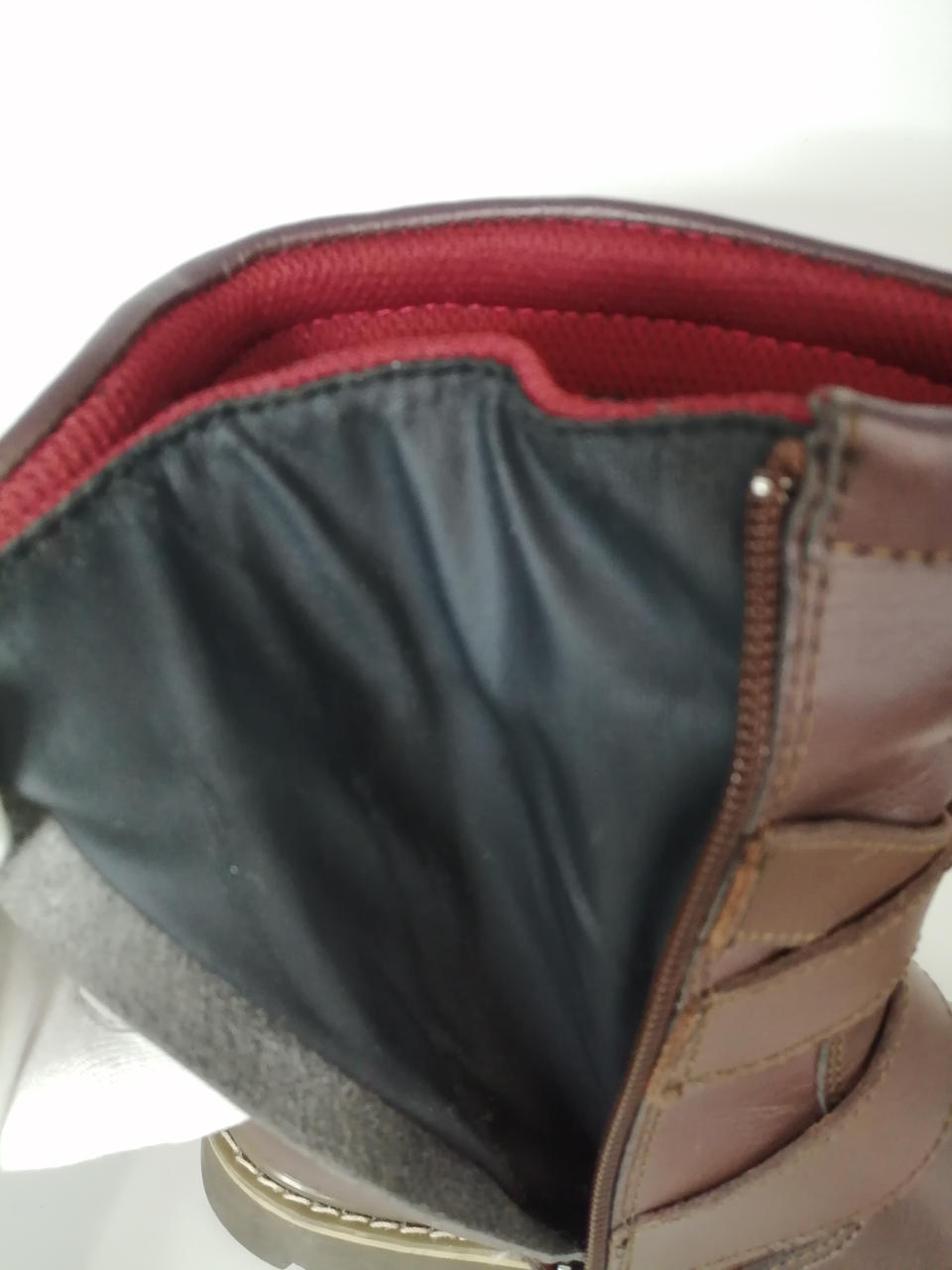 黒い部分ひび割れ劣化あり