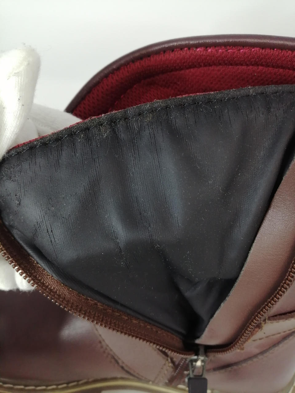 黒い部分ひび割れ劣化あり