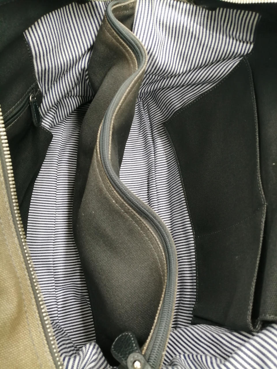 ファスナー付ポケット1つ(センター部分)