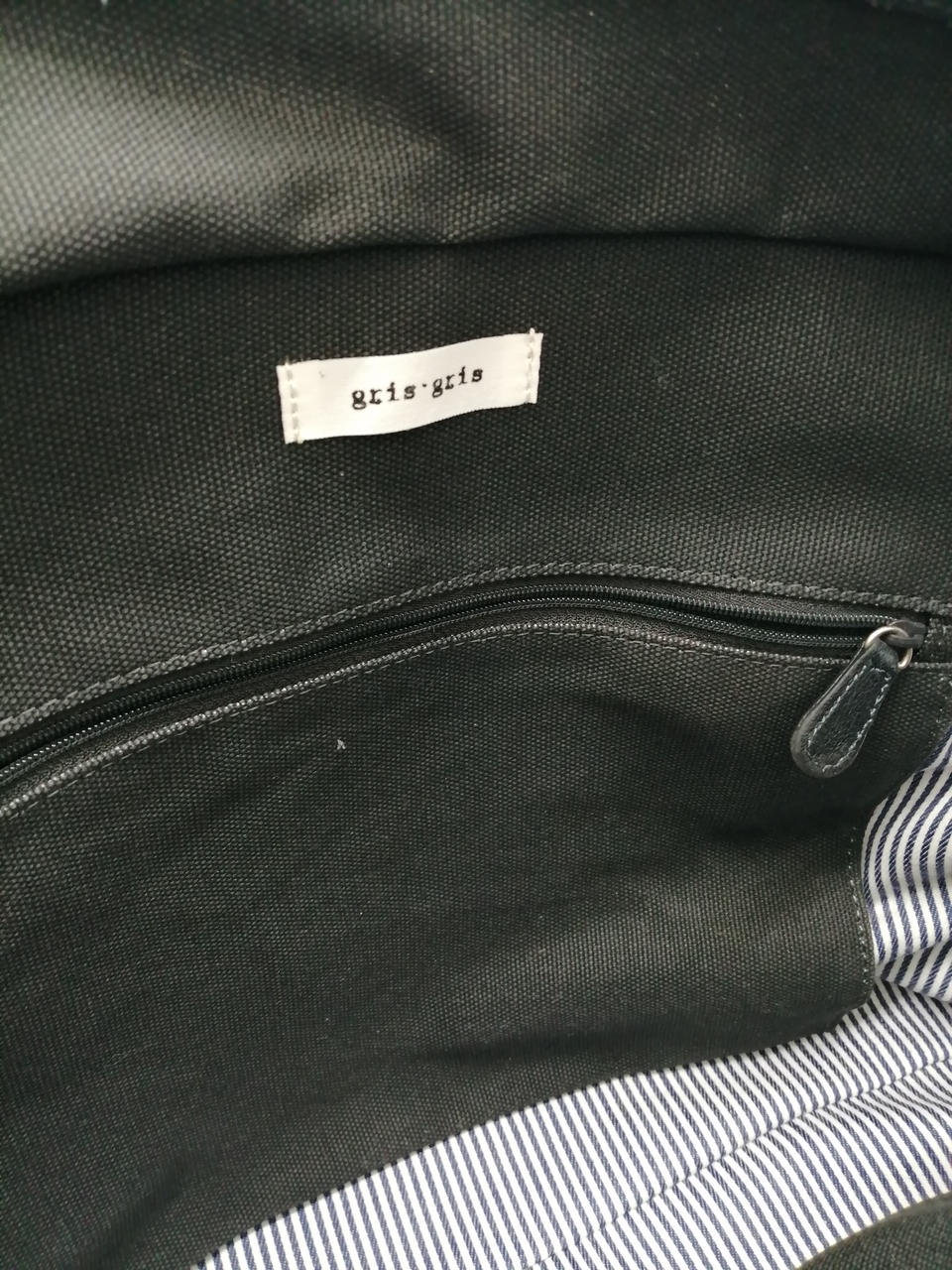 ファスナー付ポケット1つ