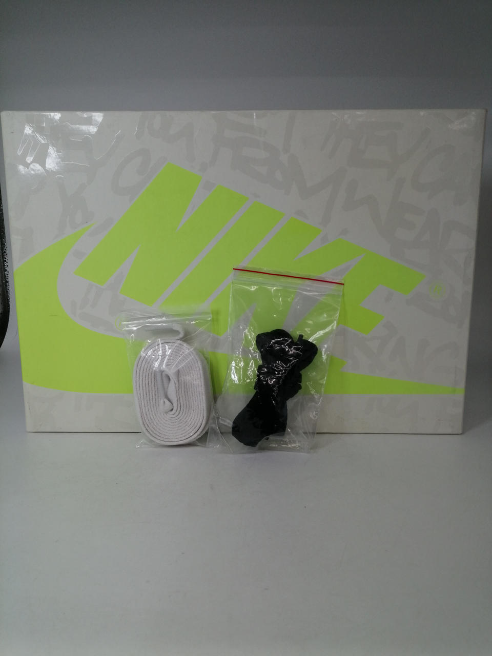 白と黒の靴紐が付いています。