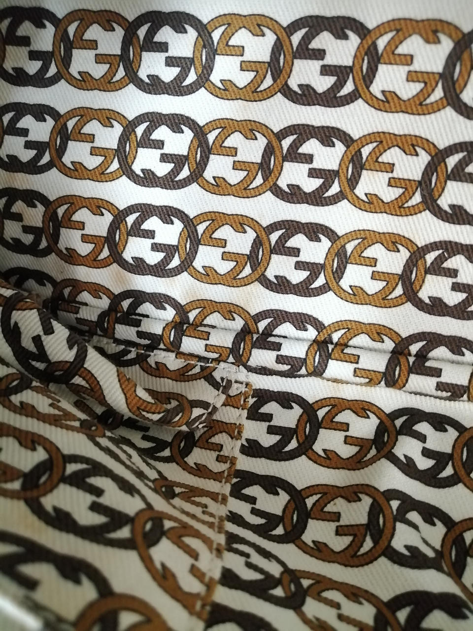 シミや汚れなどあります。