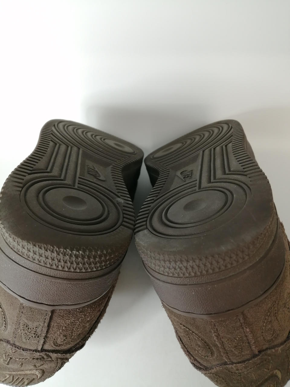 かかとに少し擦り減りがあります。