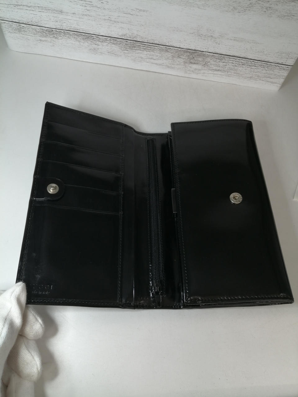 カード入れなどポケットがあります。