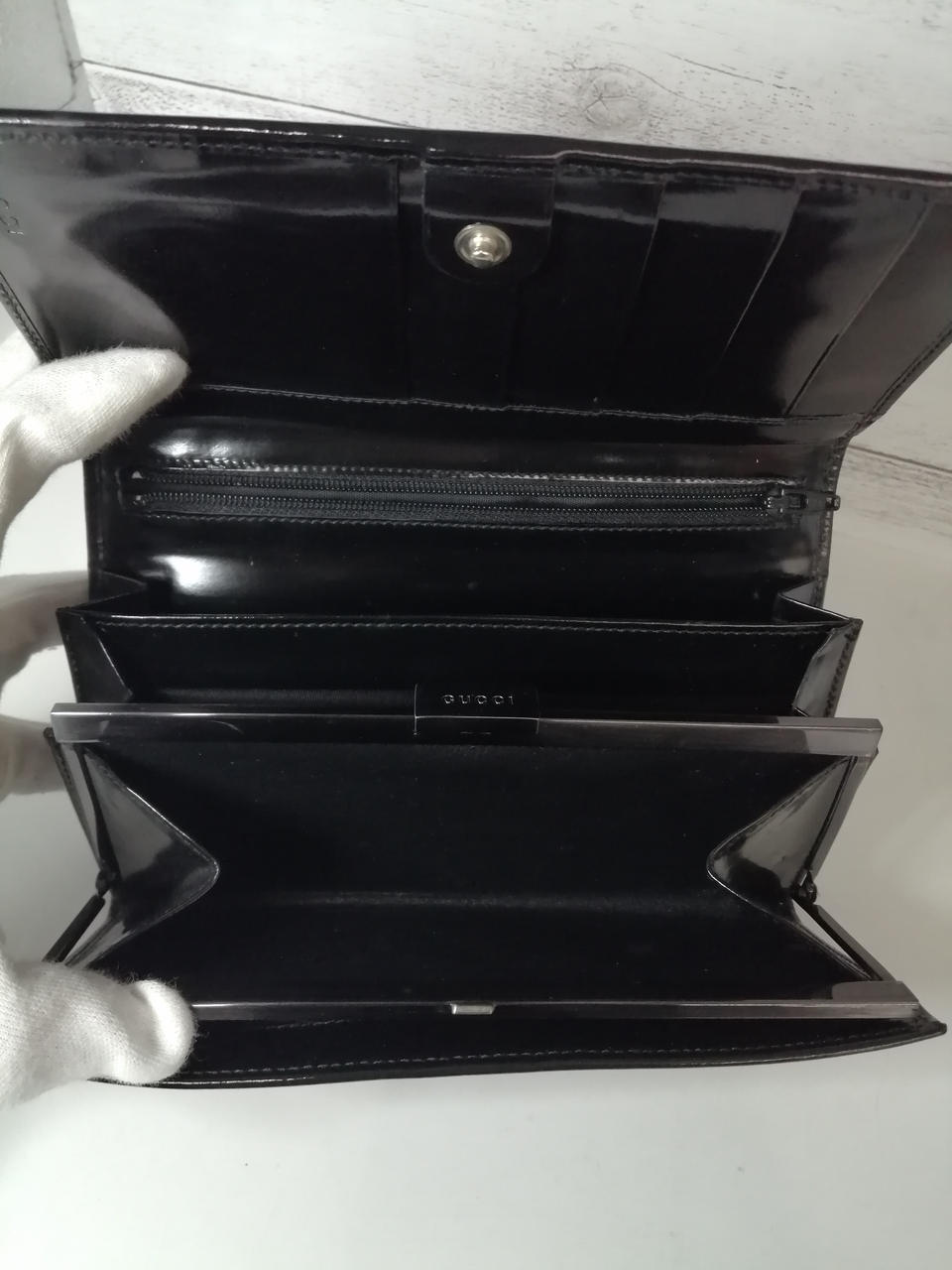 ガマぐちの小銭入れがあります。