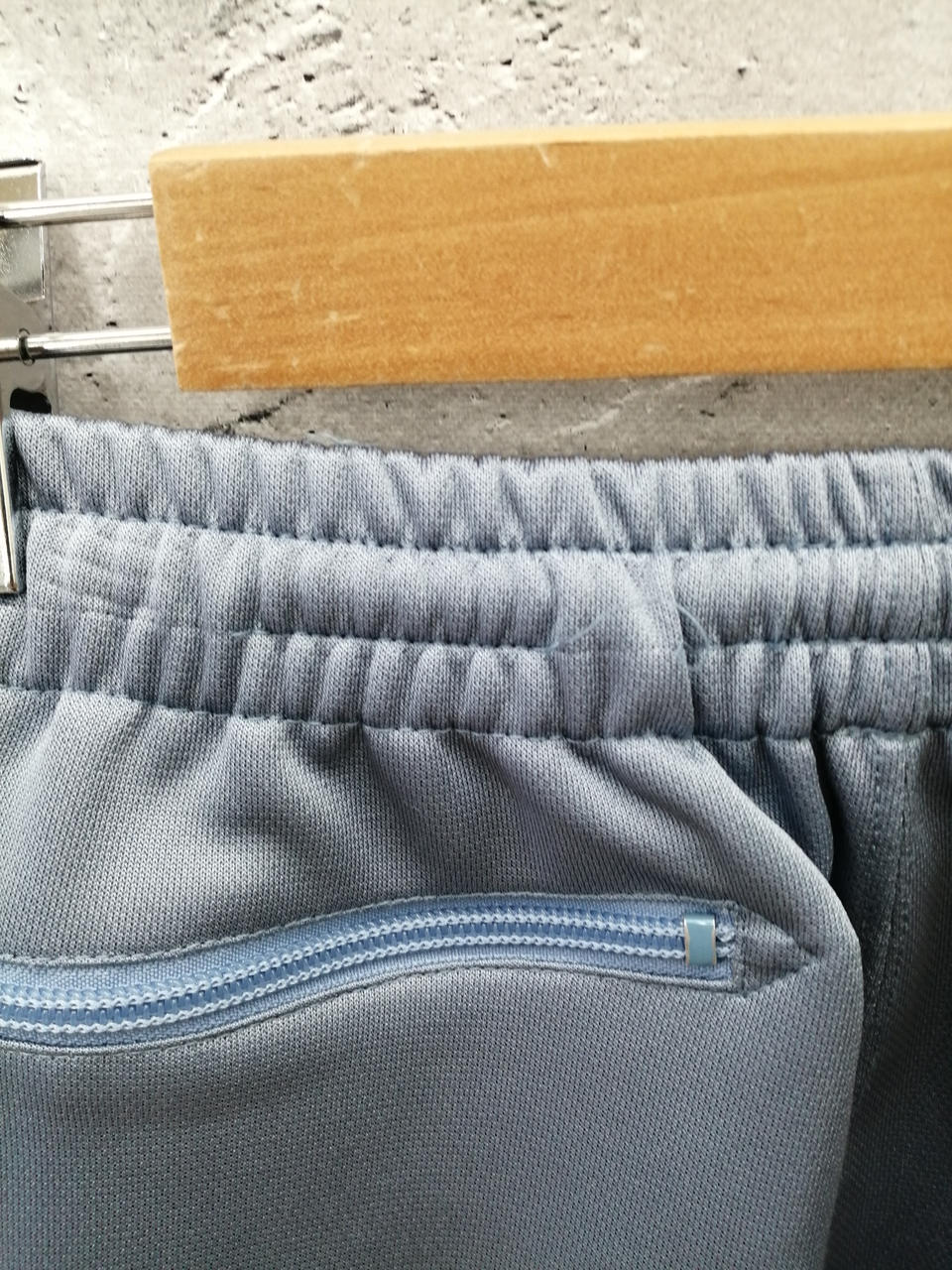 ほつれなどあります。