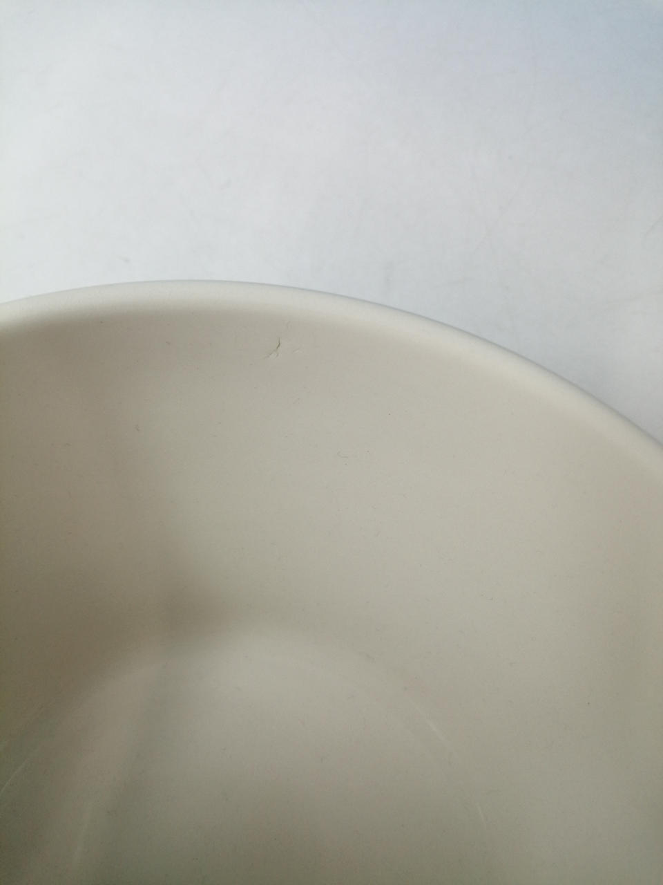 青いボウルに傷があります