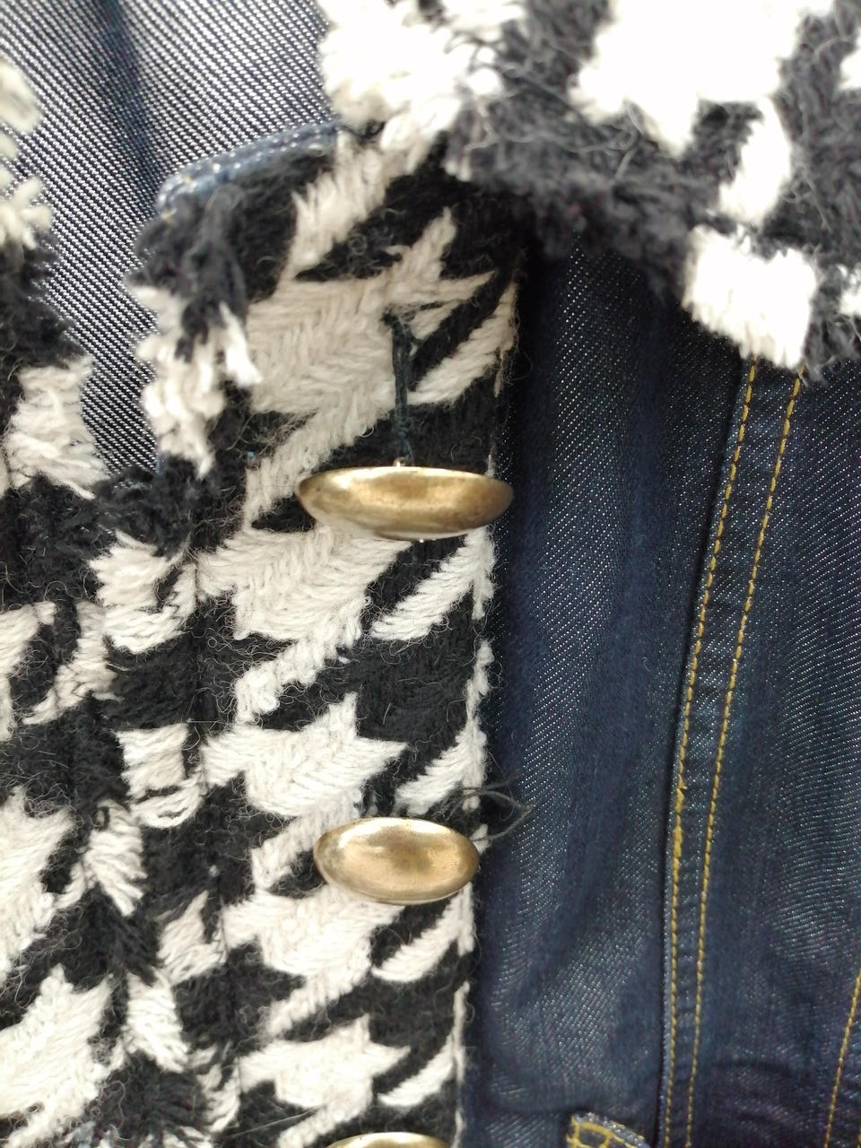 一番上のボタンの糸がほつれています。