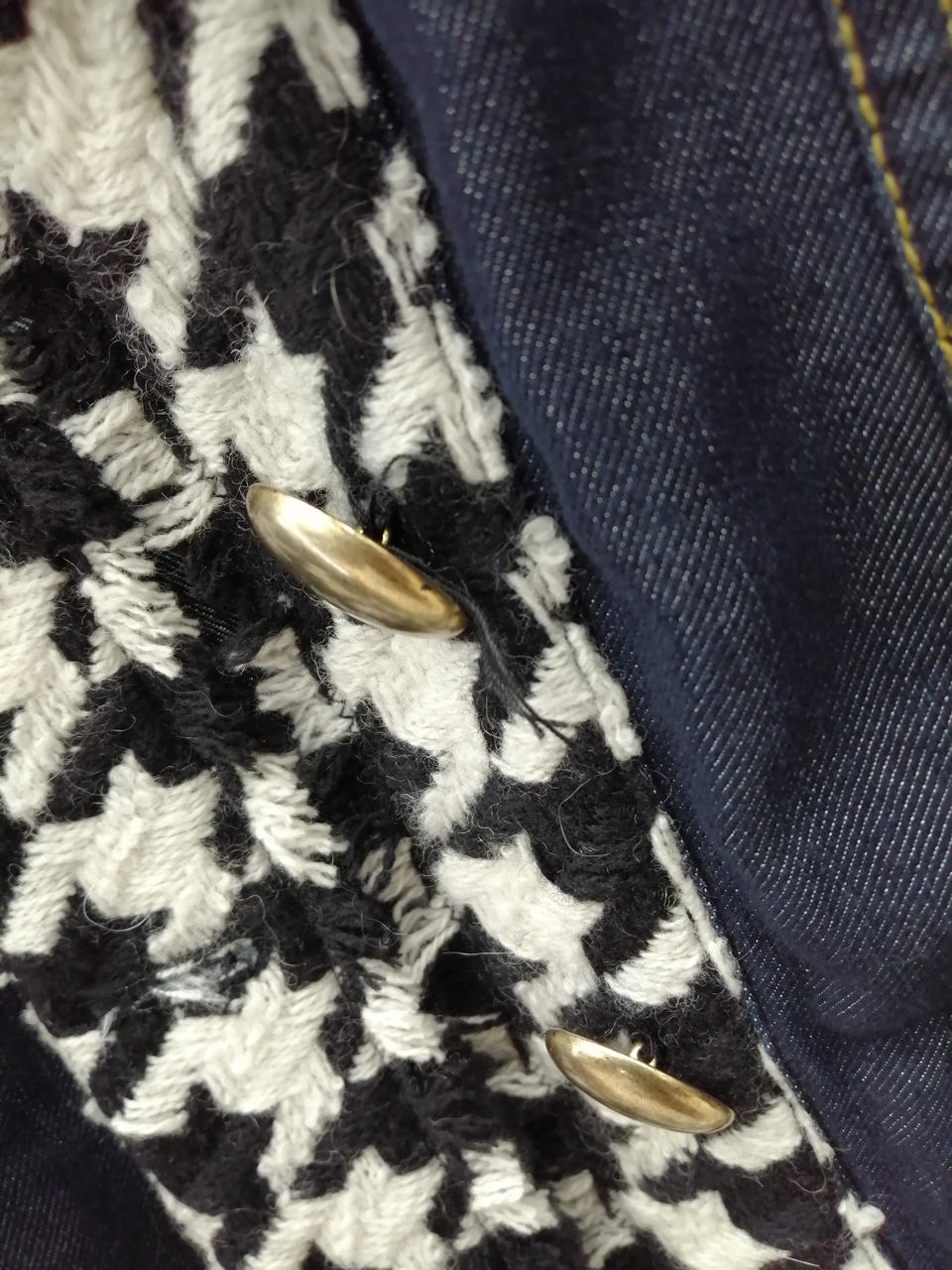 2番目のボタンは糸が出ています。