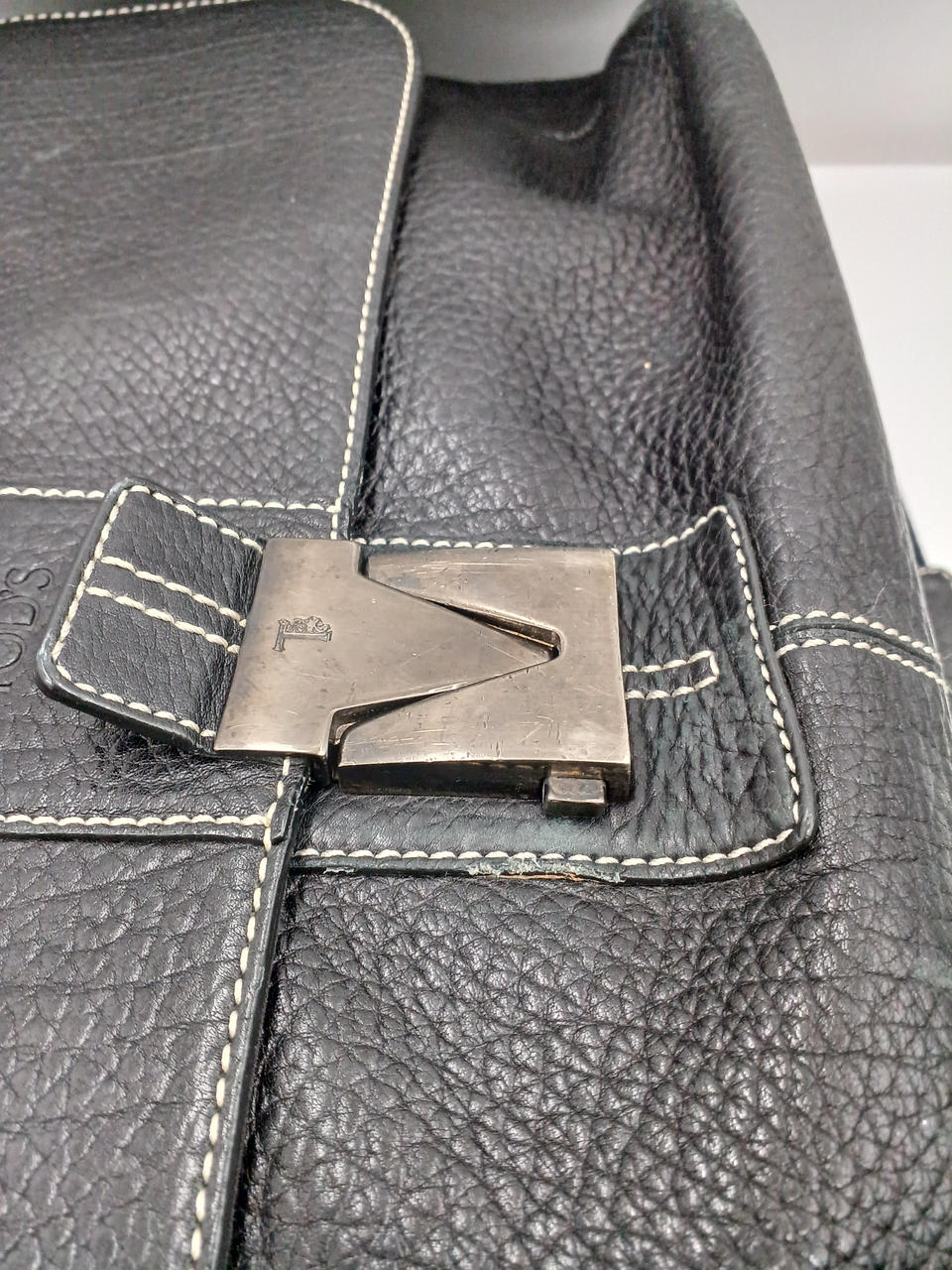 突起を押すとロック解除できます