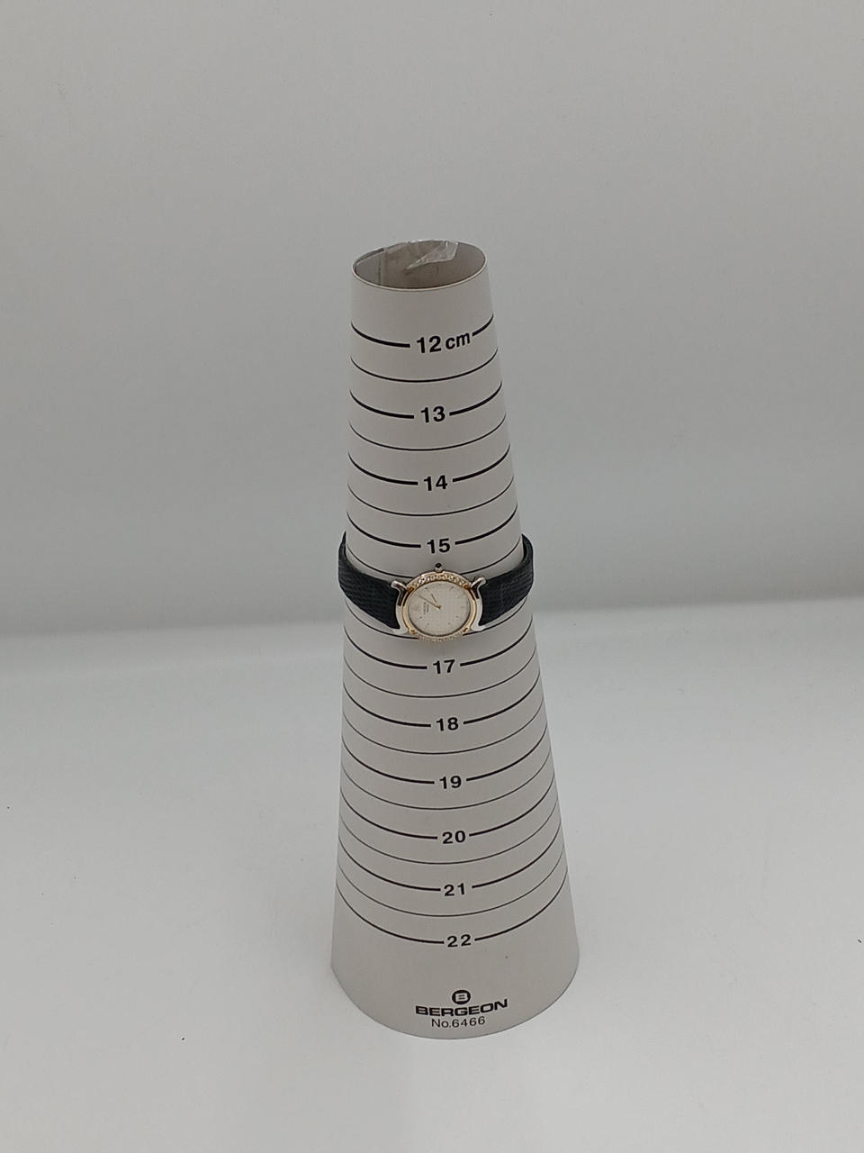 ベルト穴1番端でのサイズです