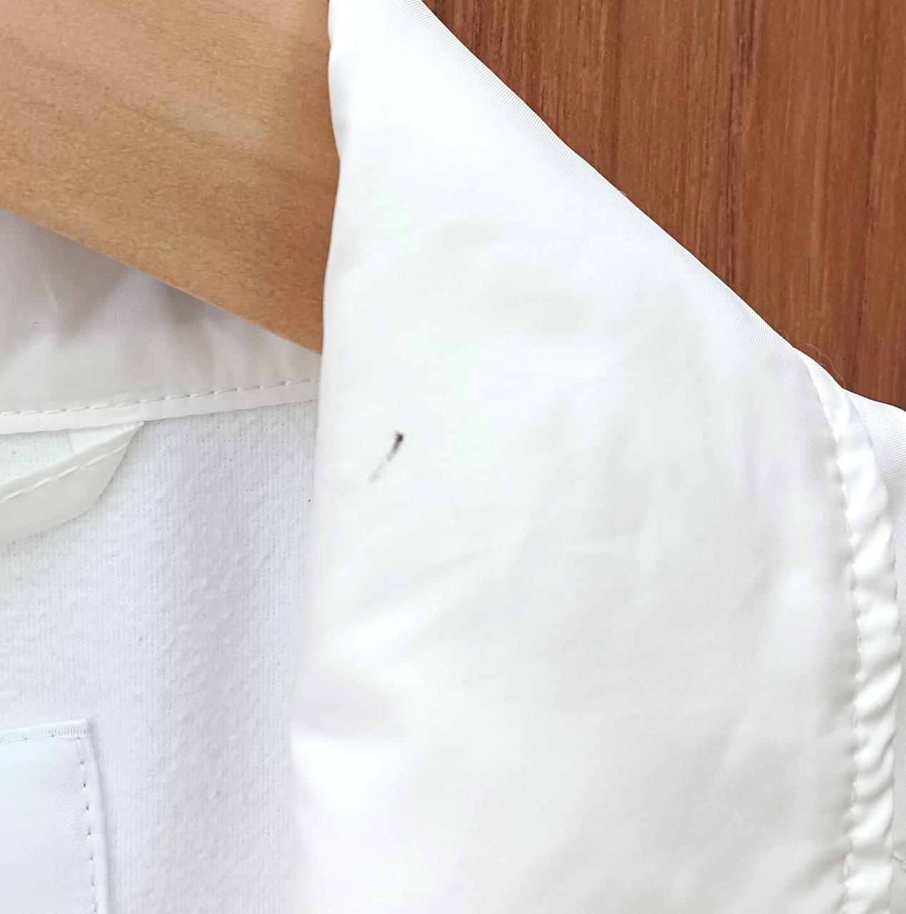 左襟に汚れあり