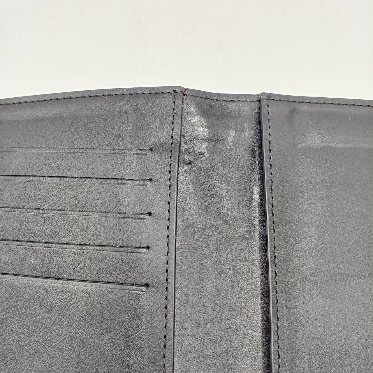 ファスナーが当たり、傷になっています