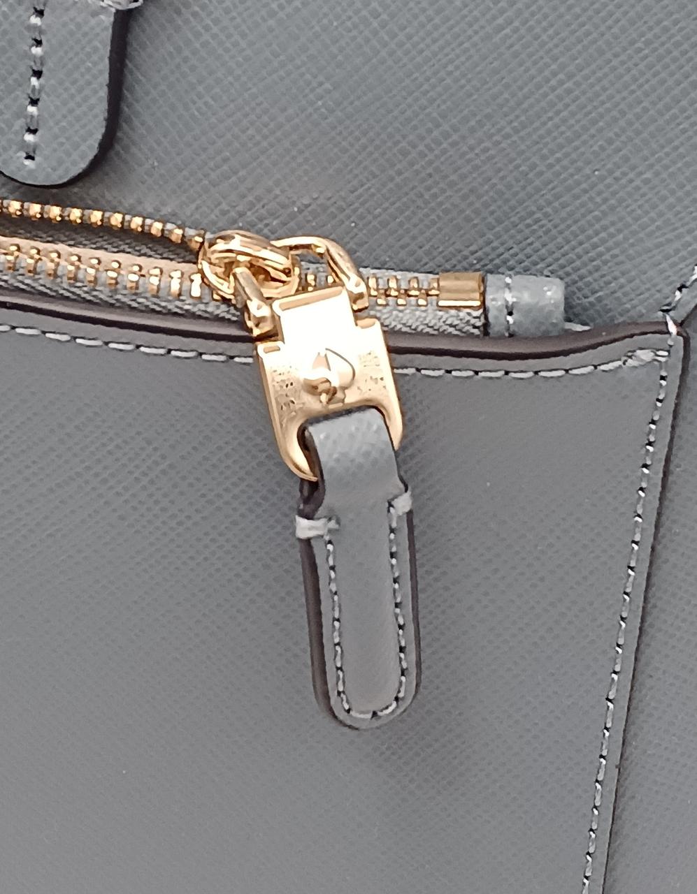 スペードモチーフのワンポイントがあります