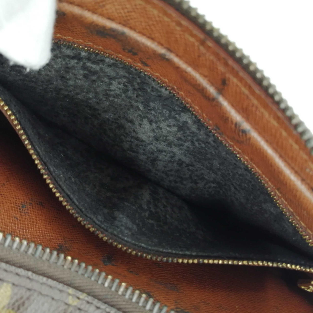 ポケット内劣化。ファスナー開閉難あり。