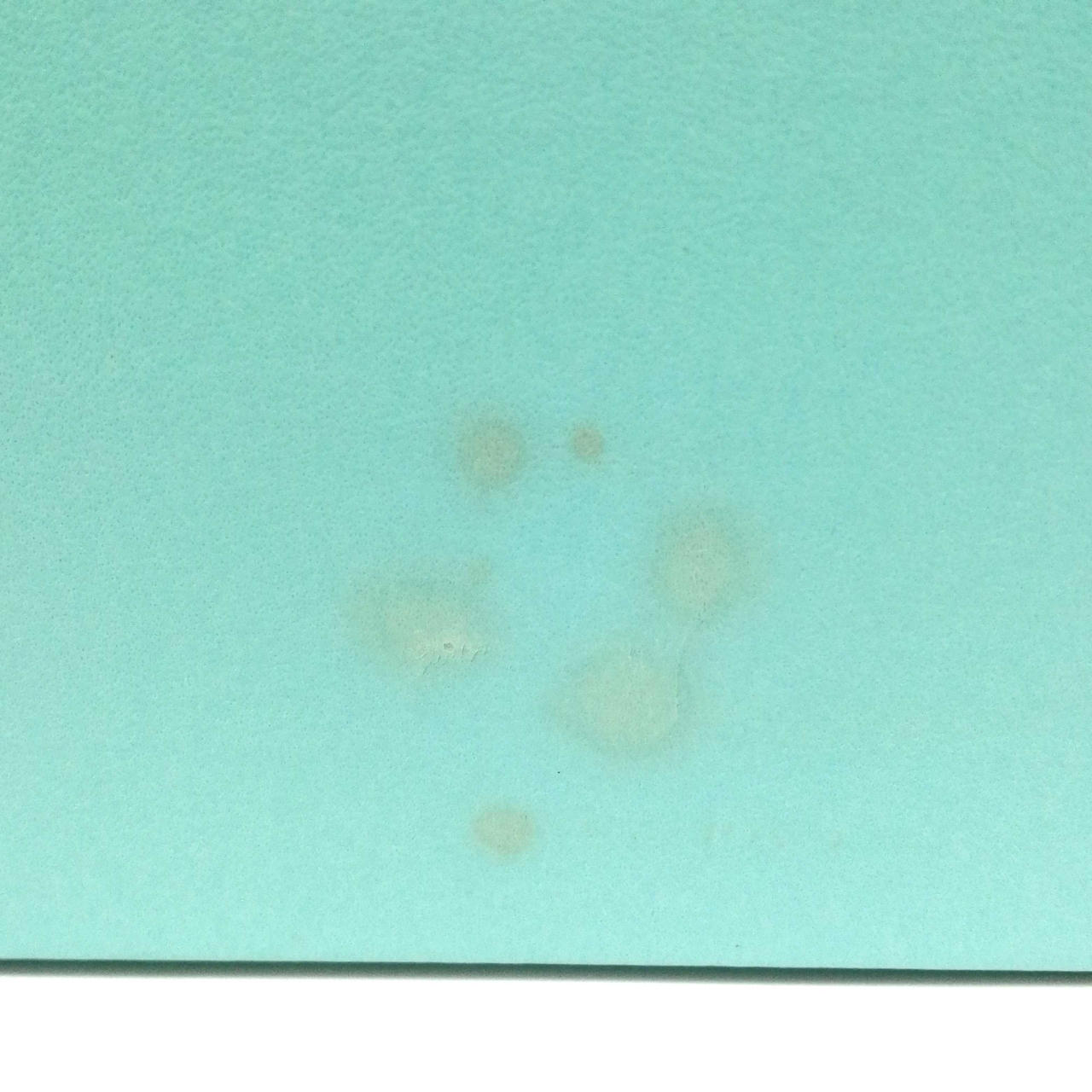 箱に染み汚れあります