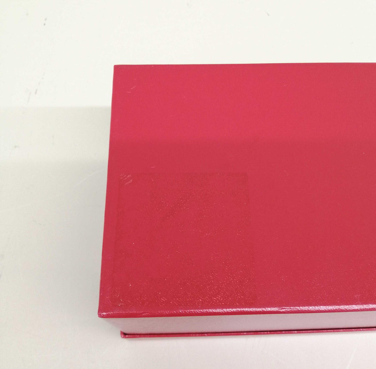 シール剥がし跡あり