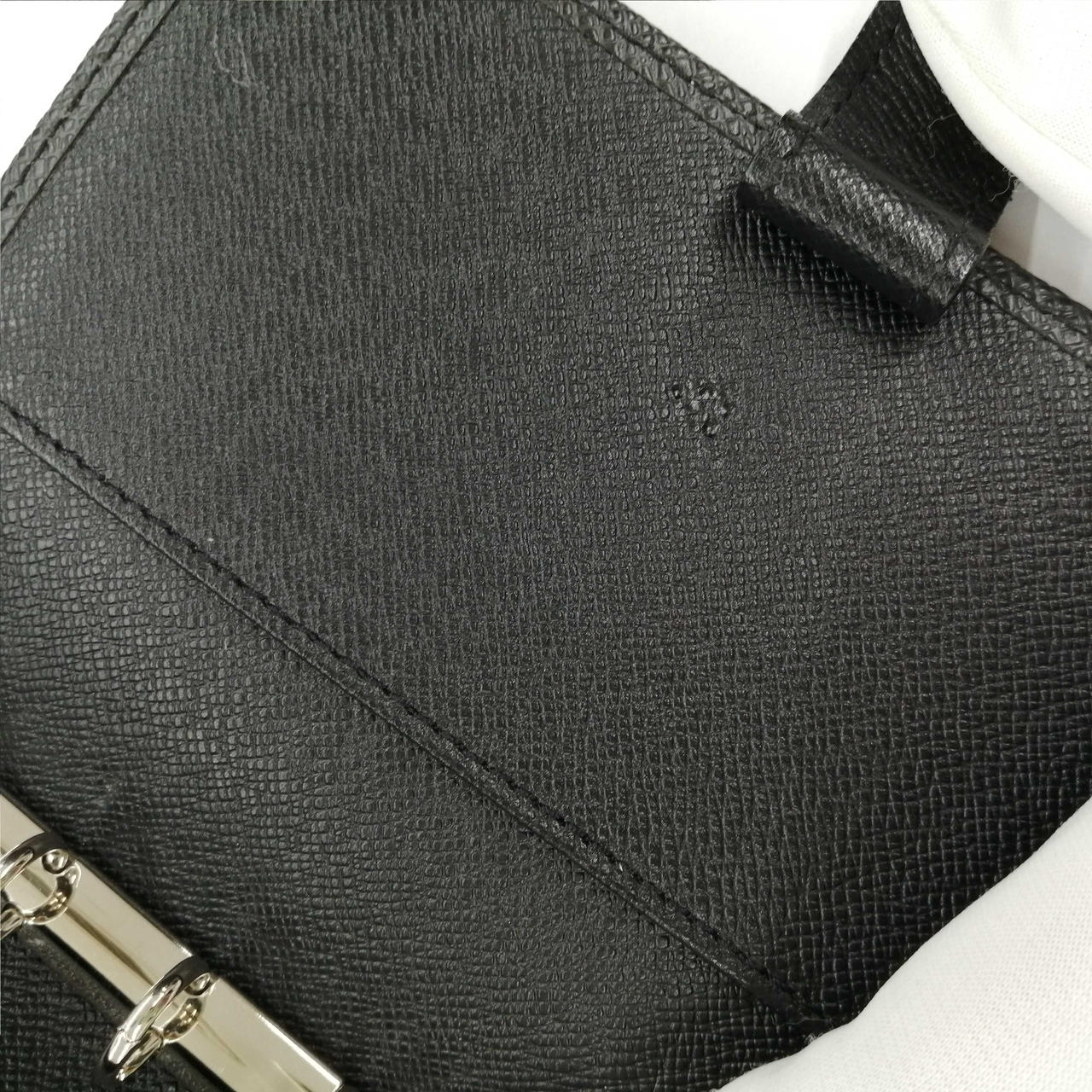 ボタンがあたったヘコみあり