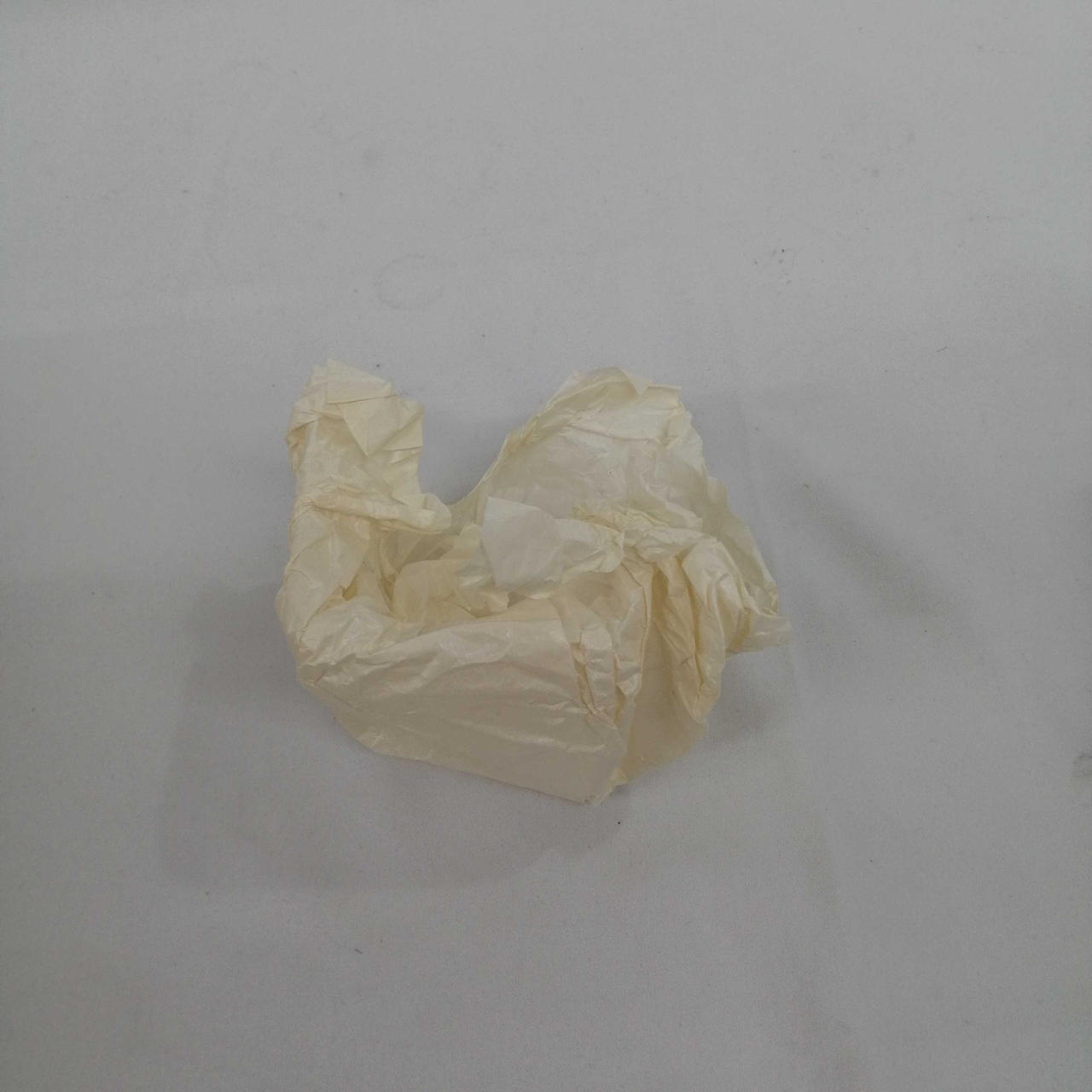 薄紙は破れてたりシワが目立ちます