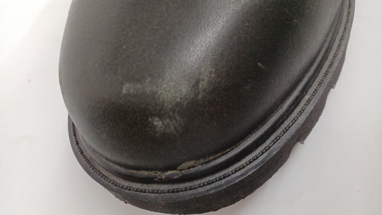 右足先に剥がれあり