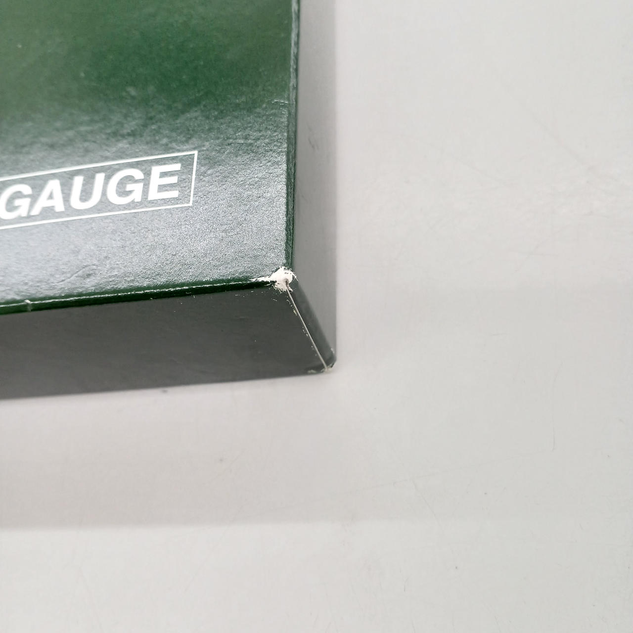 スリーブ全体に傷みあります。