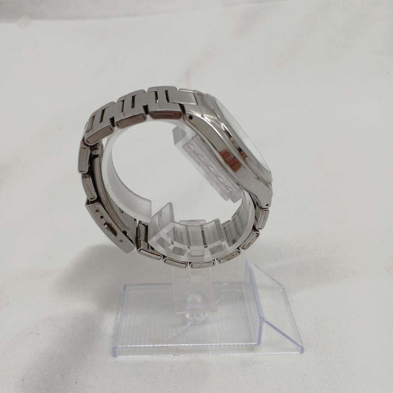 台は撮影用です。付属しません。