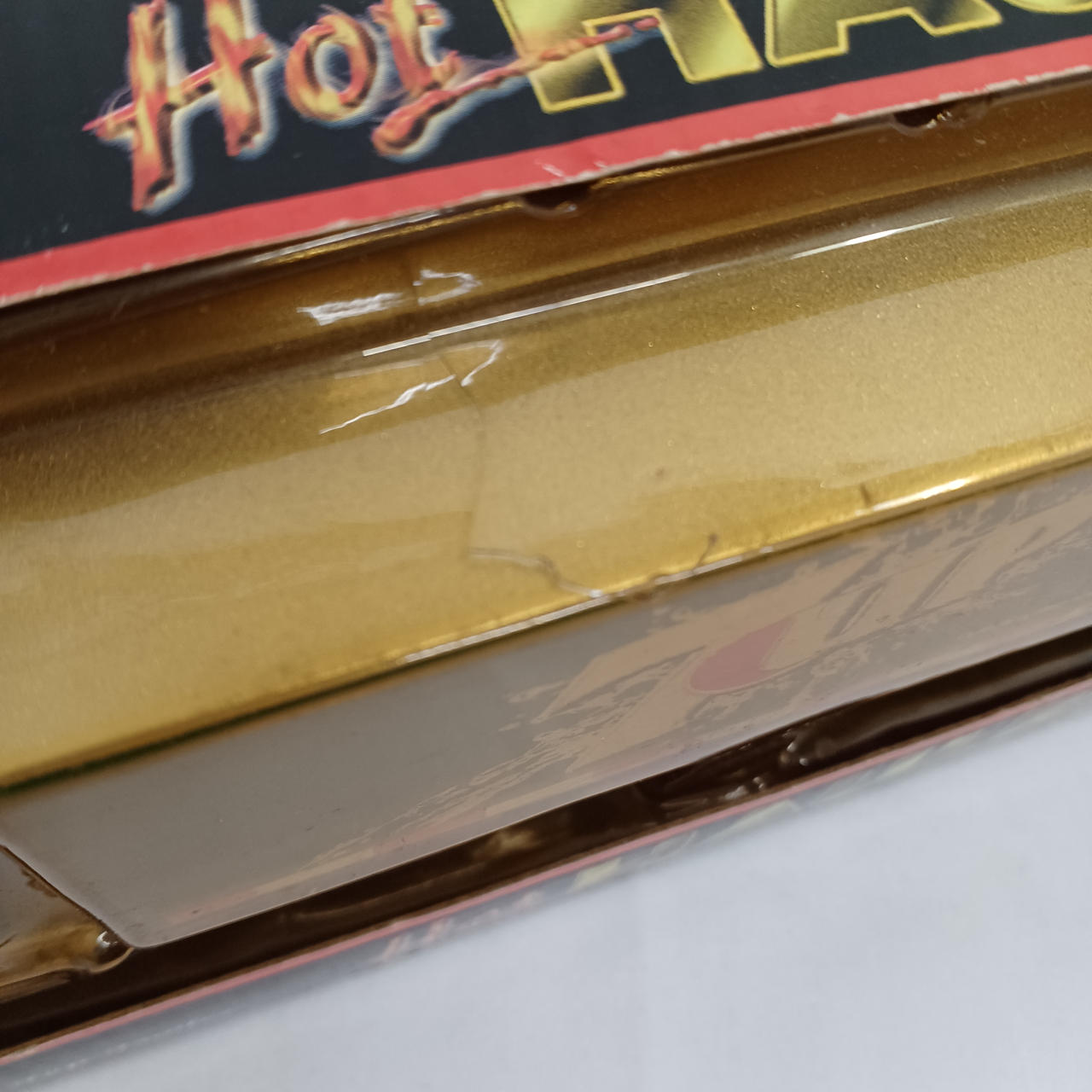 パッケージにひび割れがあります。