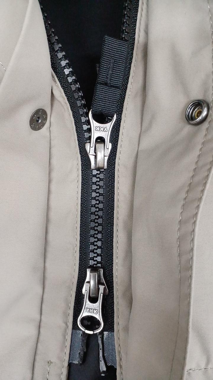 ダブルジップ仕様です。