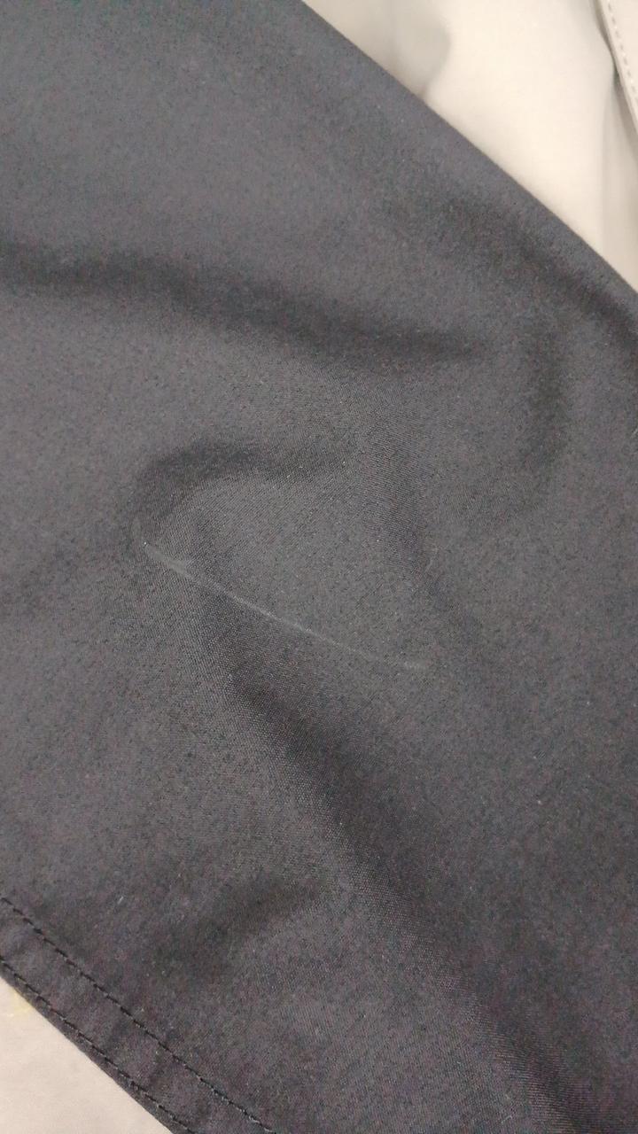 右袖にキズがあります。