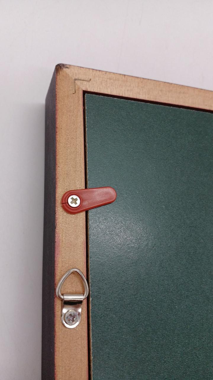 留め具3ヶ所に割れあり使用上問題ないです