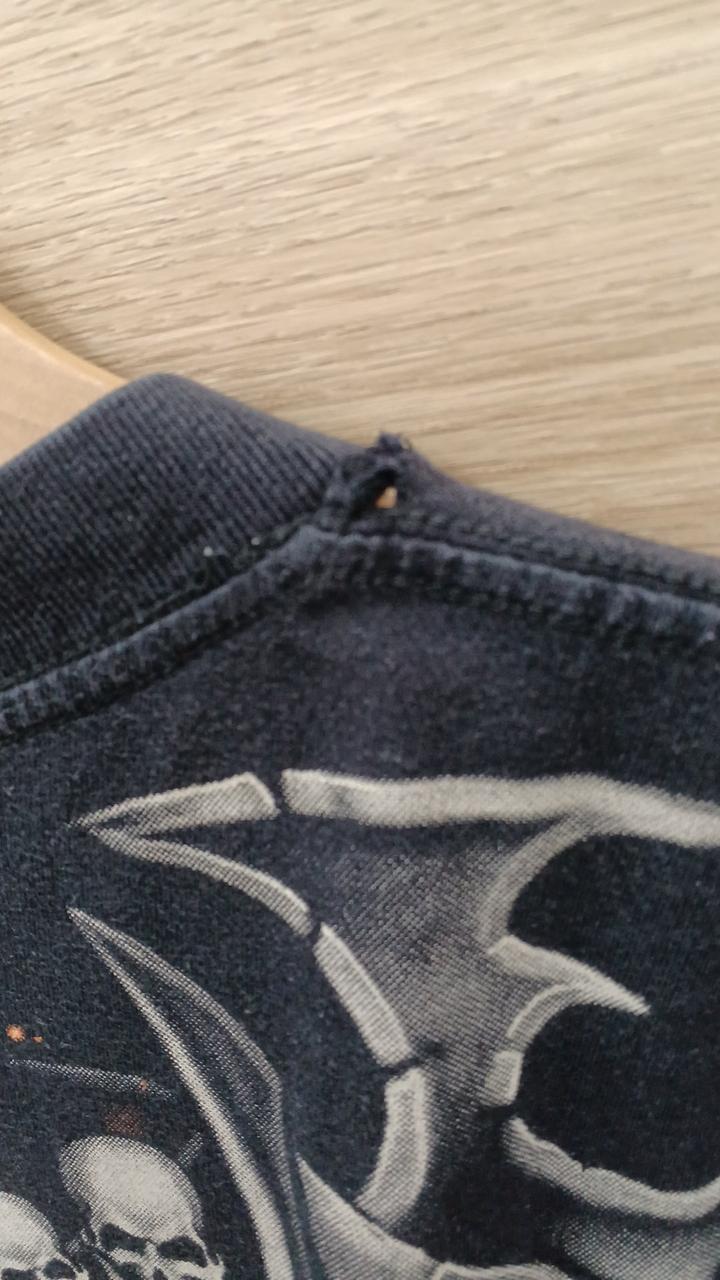 右後ろ肩に小さな穴あります