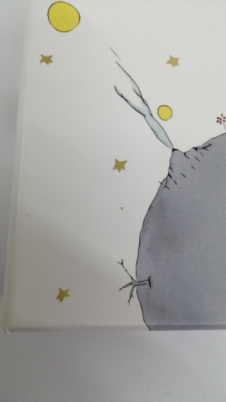 箱表面に小さな汚れあります