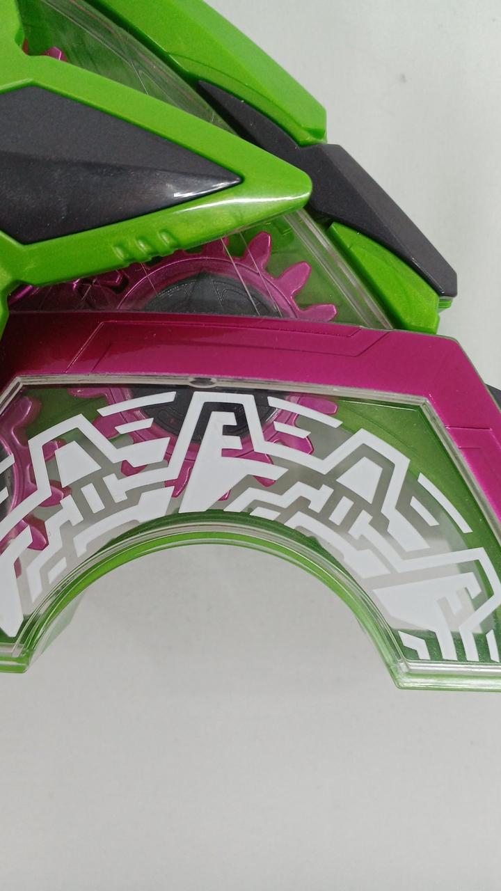 右下→写真では映らないピンク色の線あり