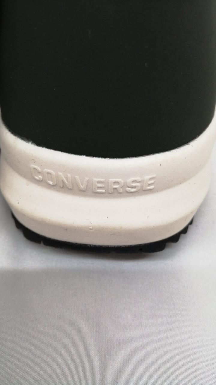 右足かかと汚れあり