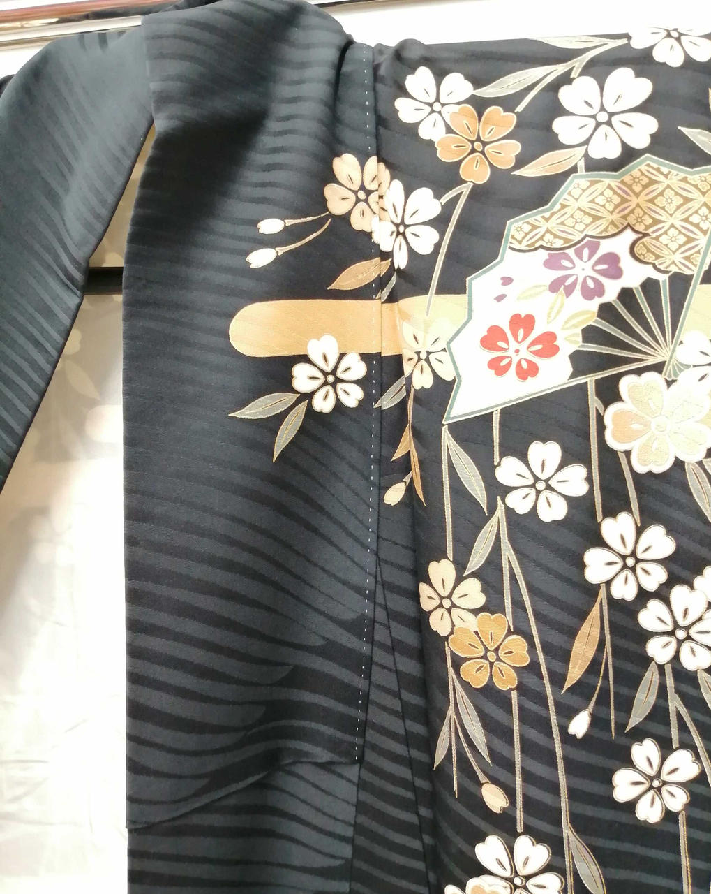 襟元に目立つ汚れはありません