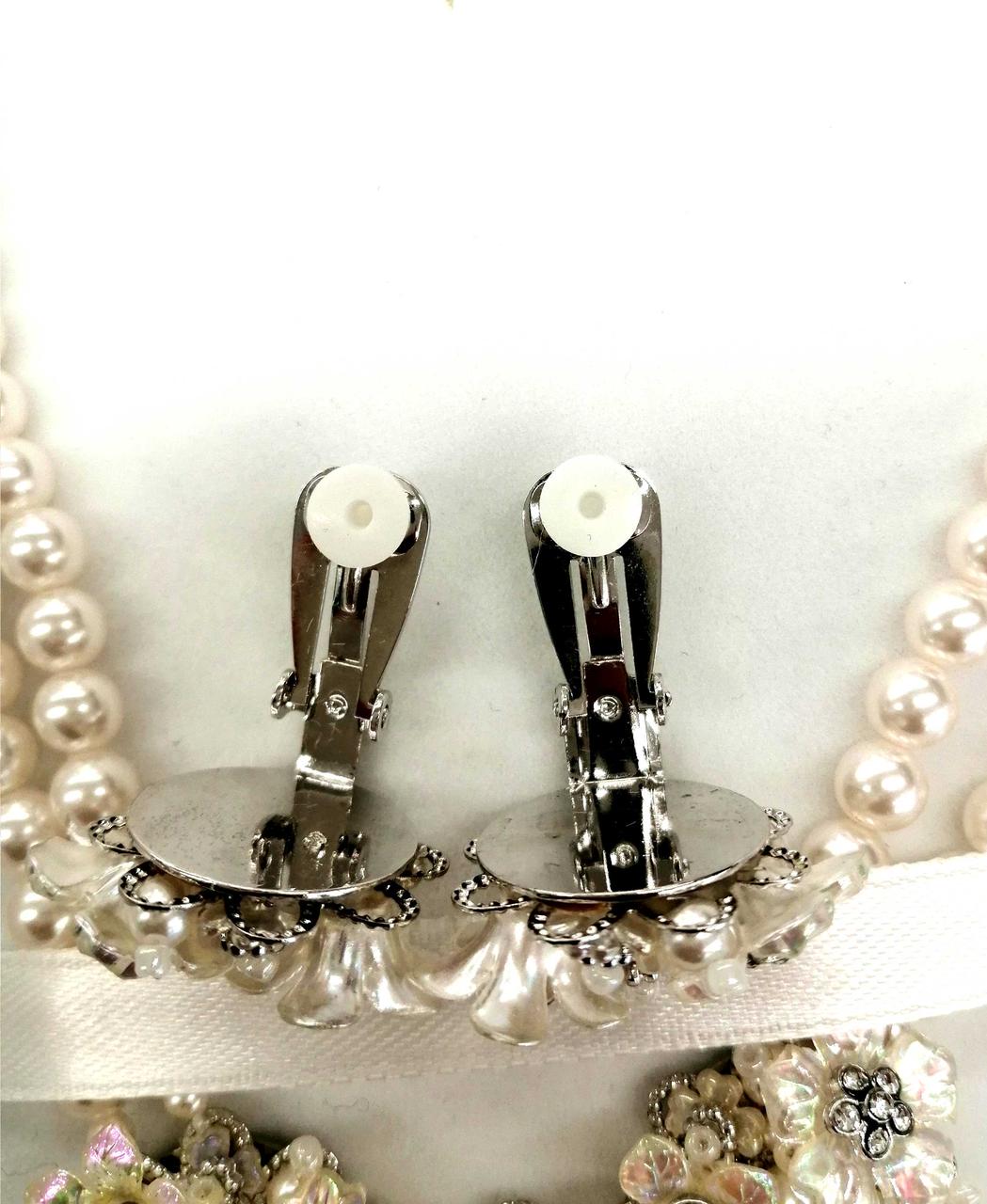 イヤリングの裏側少し錆びと曇りあり