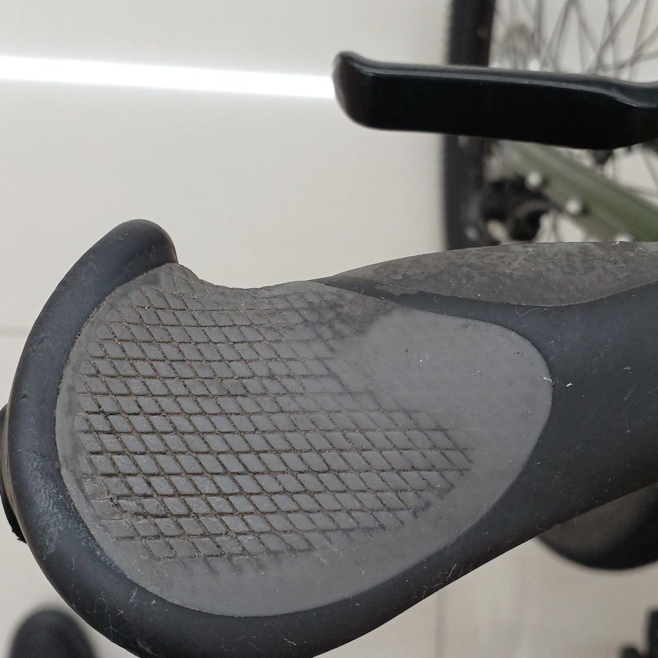 グリップに劣化、ベタつきあり