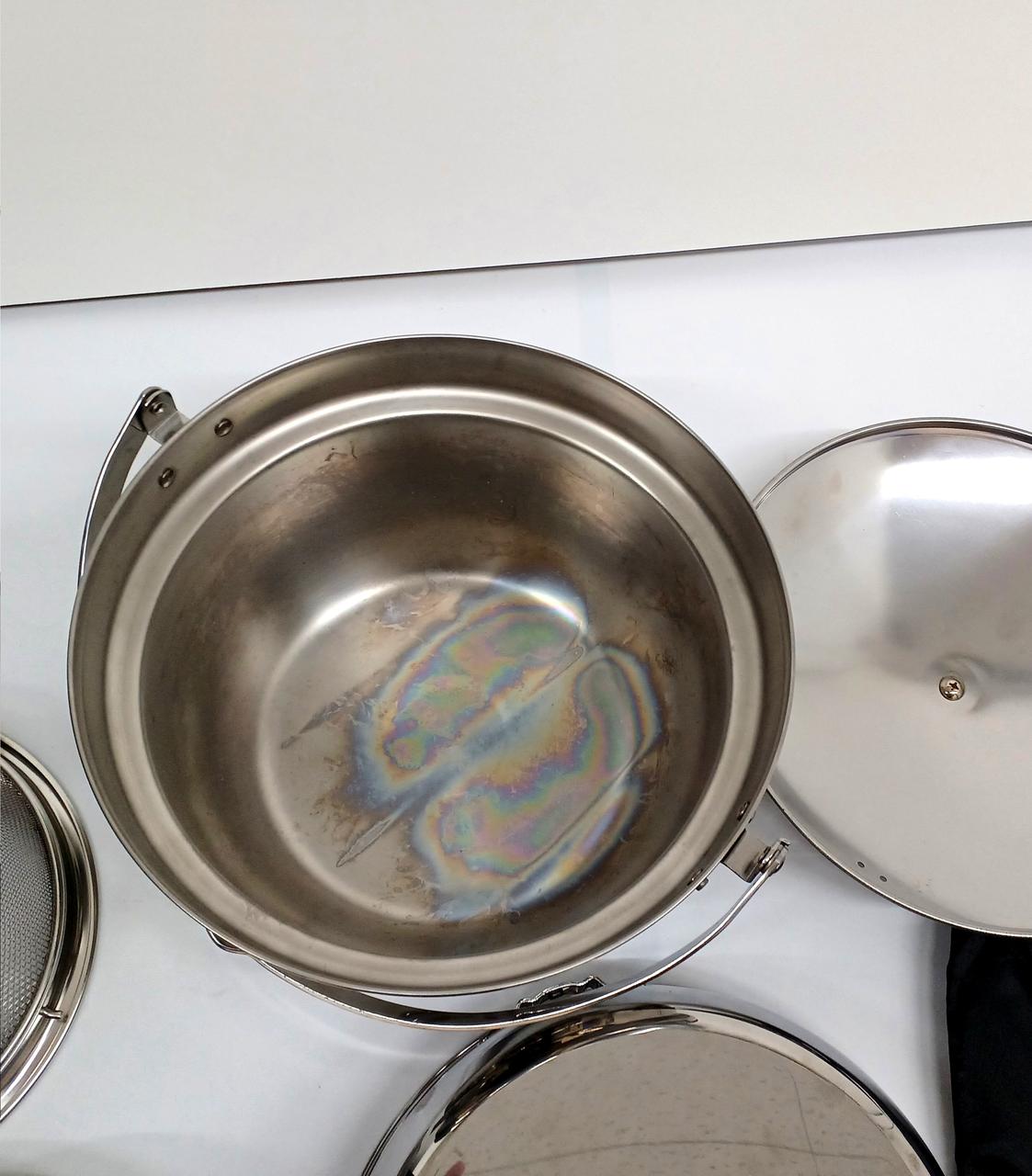大きい鍋の内側