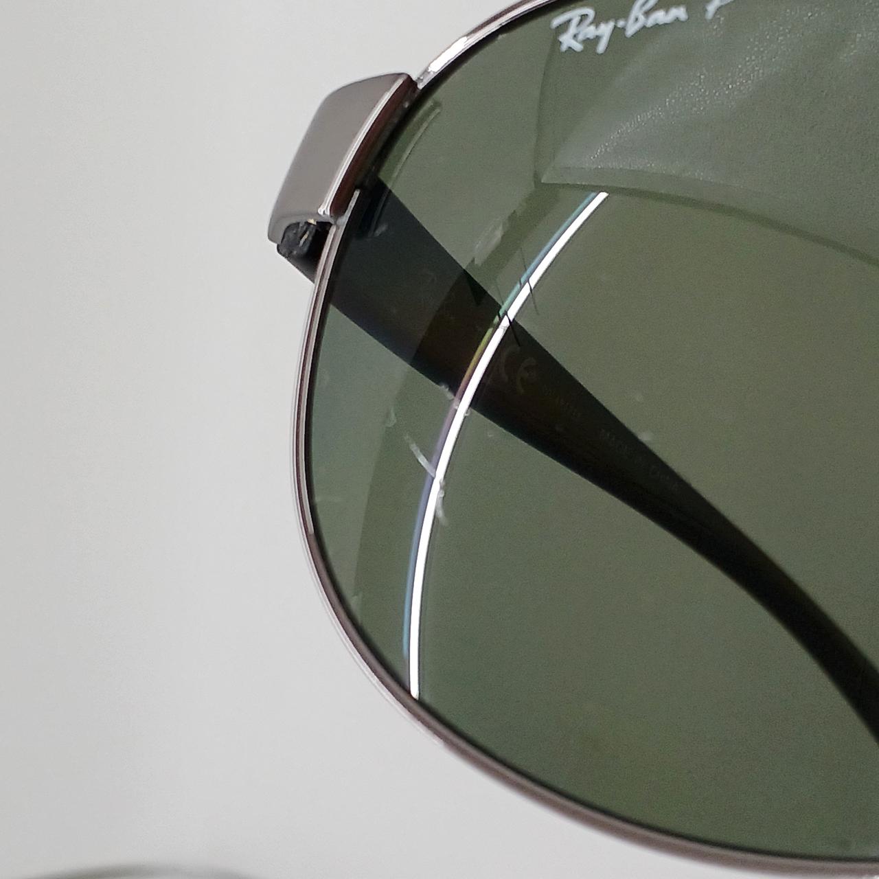 光に反射させると傷が目立ちます