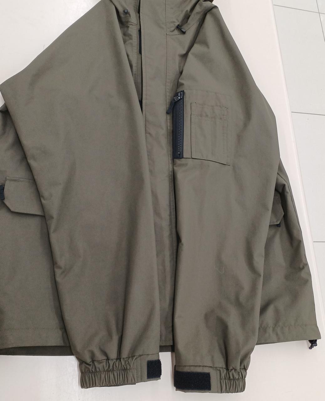 左側袖にポケットあり